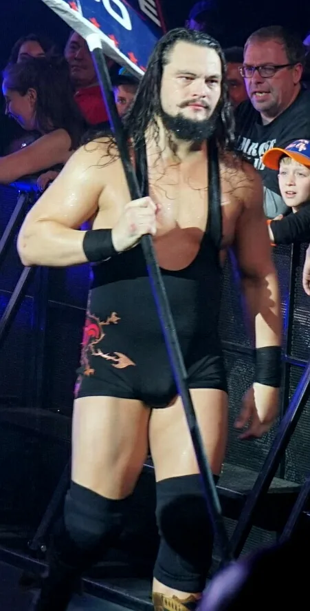 1990年 - テイラー・ロタンダ、プロレスラー