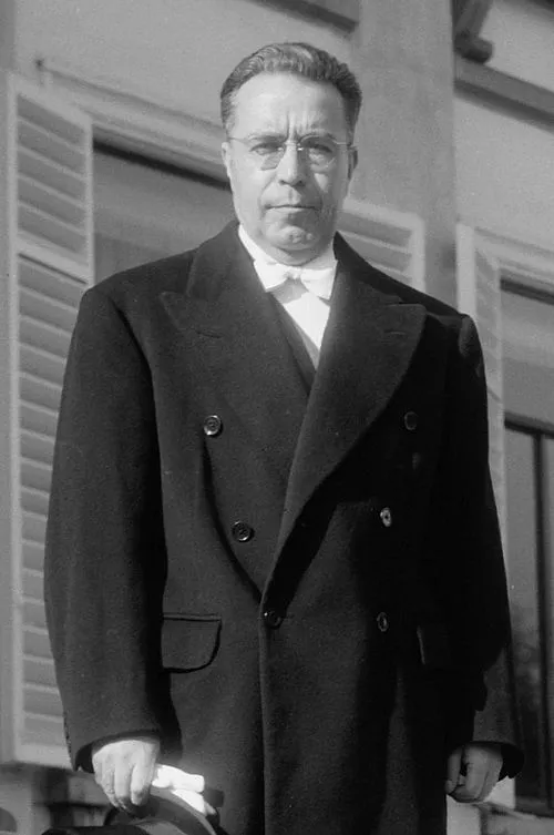 1907年 - ビクトル・パス・エステンソロ、政治家、第54・56・57・76代ボリビア大統領(+ 2001年)