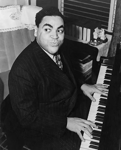 1904年 - ファッツ・ウォーラー、歌手、ピアニスト（+ 1943年）