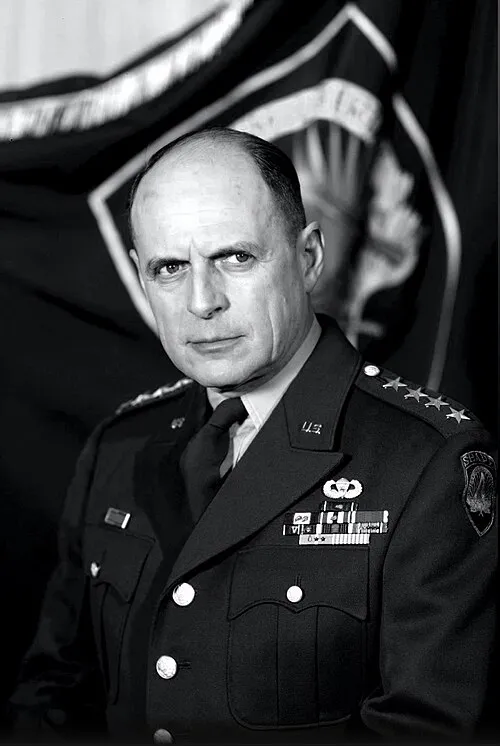 1895年 - マシュー・リッジウェイ、アメリカ陸軍の大将(+ 1993年)