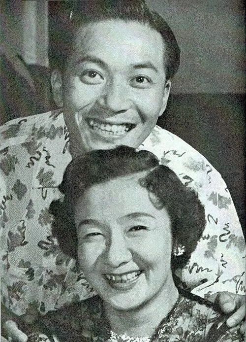 2000年 - ミヤコ蝶々、女優、漫才師(* 1920年)