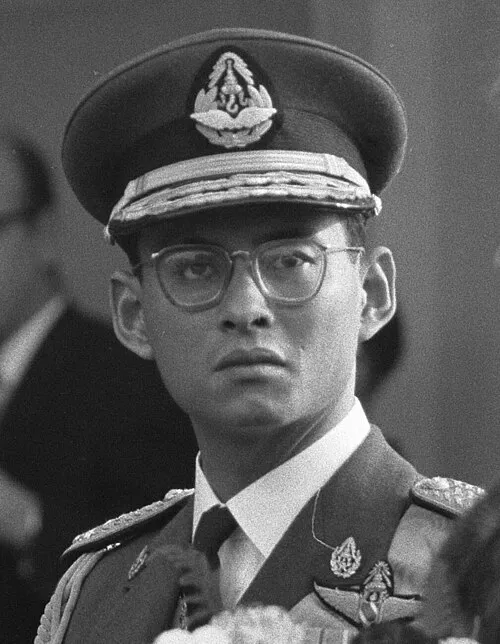 1927年 - ラーマ9世、タイ国王(+ 2016年)