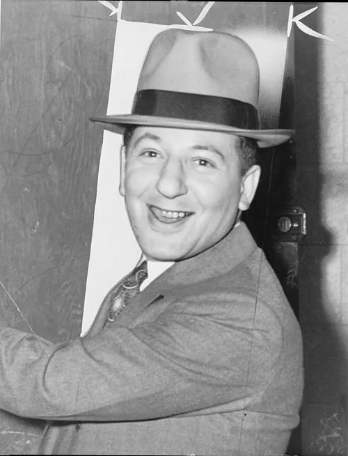 1944年 - ルイス・バカルター、ギャング(* 1897年)