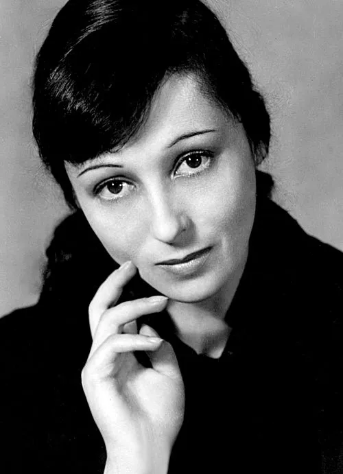 1910年 - ルイーゼ・ライナー、女優(+ 2014年)
