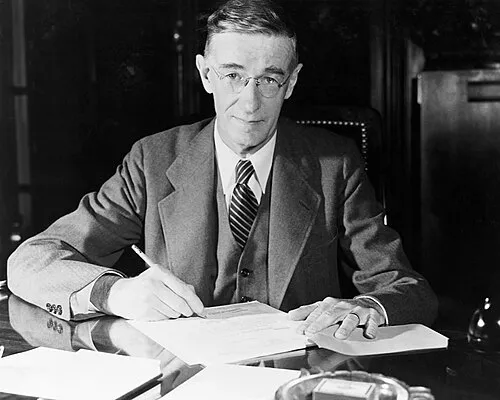 1890年 - ヴァネヴァー・ブッシュ、技術者(+ 1974年)
