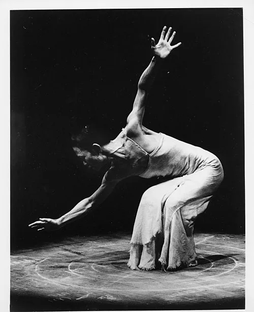 1933年 - 三条万里子、振付師、演出家、モダンダンサー