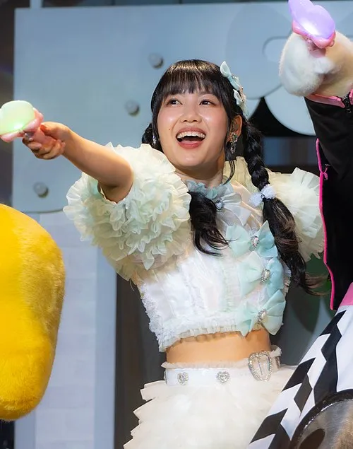 2001年 - 吉川ひより、アイドル（超ときめき♡宣伝部）