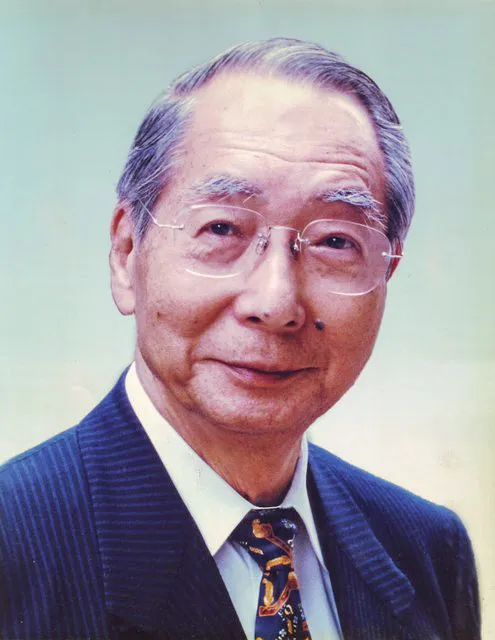 1921年 - 塩川正十郎、元政治家、東洋大学総長(+ 2015年)