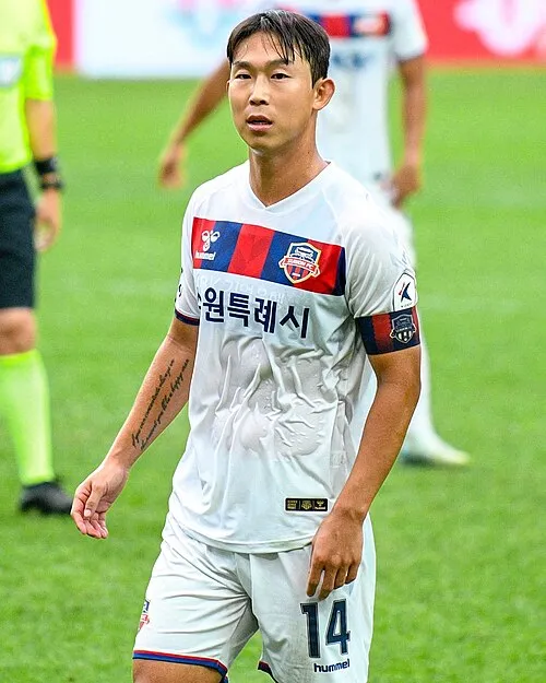 1990年 - 尹ビッカラム、サッカー選手