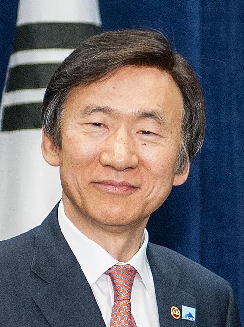 1954年 - 尹炳世、外交官、政治家、第37代外交通商部長官