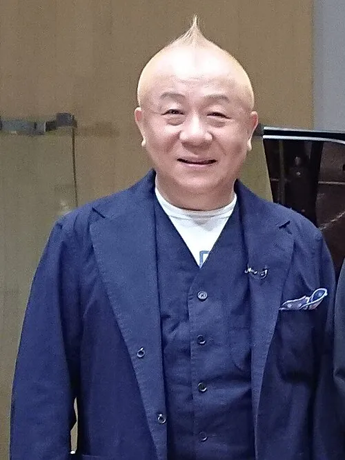1955年 - 春風亭小朝、落語家