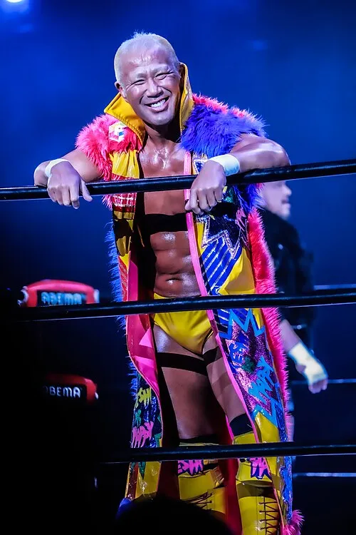 1976年 - 本間朋晃、プロレスラー