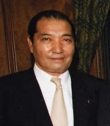 1946年 - 松浪健四郎、元政治家