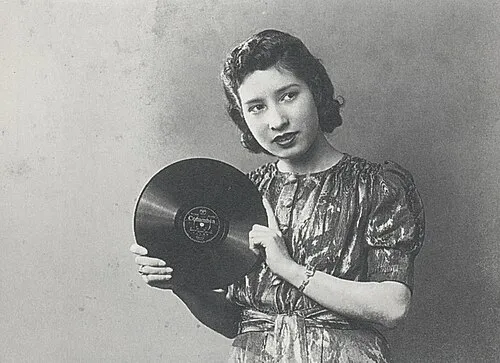 1910年 - 渡辺はま子、歌手（+ 1999年）