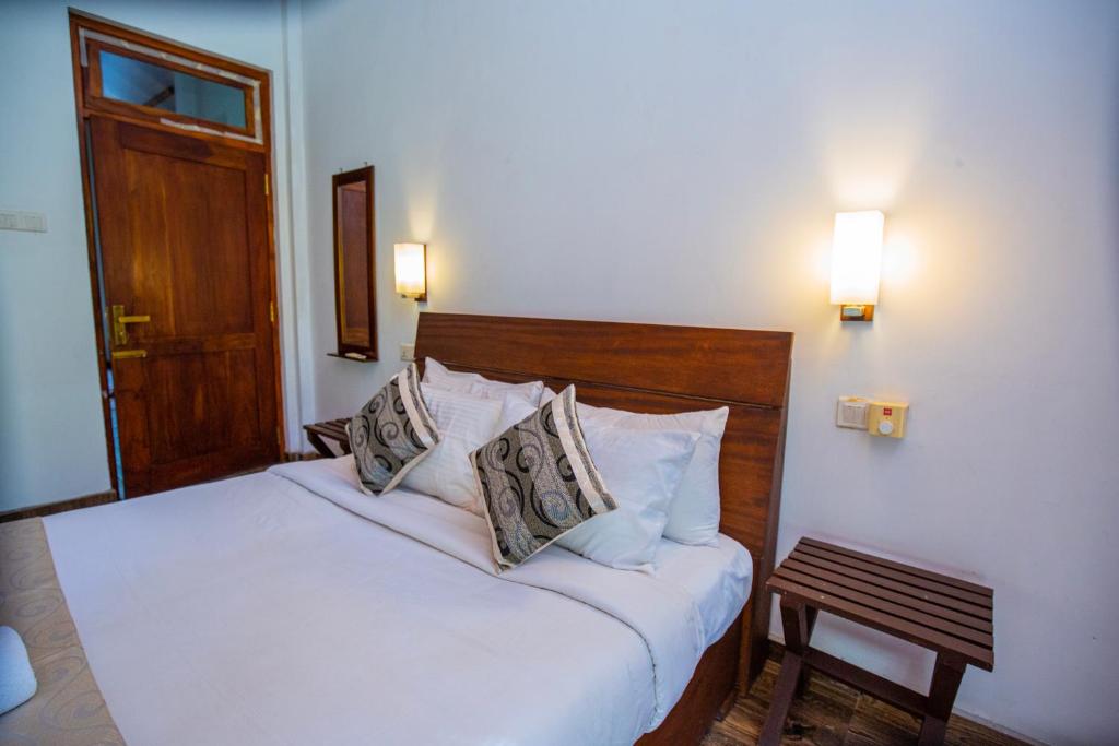 Queen  Bed 001