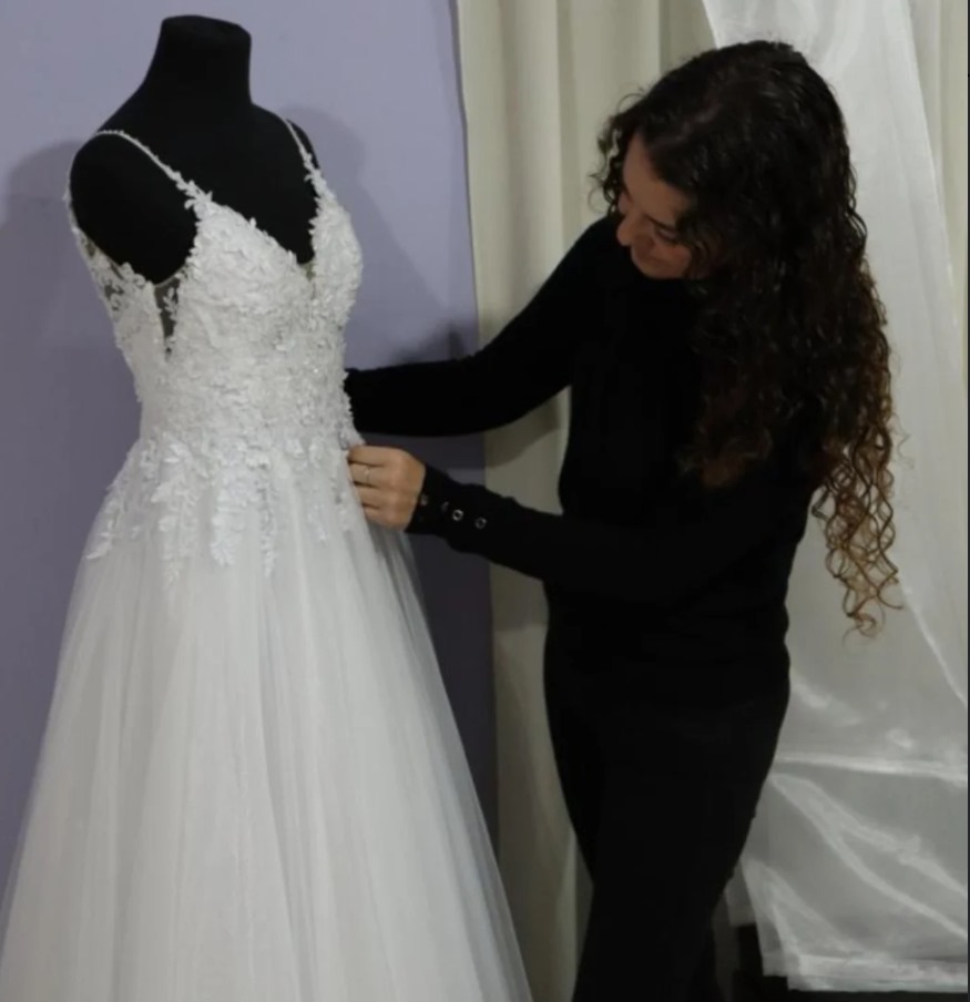 Retrato de Mariana Alexander trabajando en su atelier