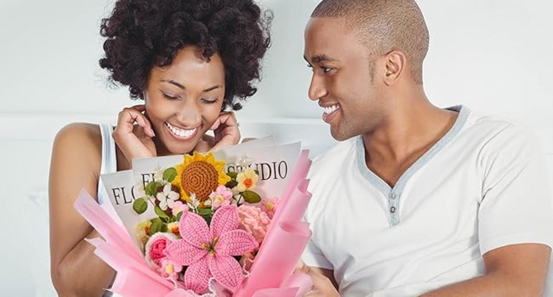 Handmade Crochet Flower Bouquet with Bunny, Pink Roses & Daisies Gift Set detail 10