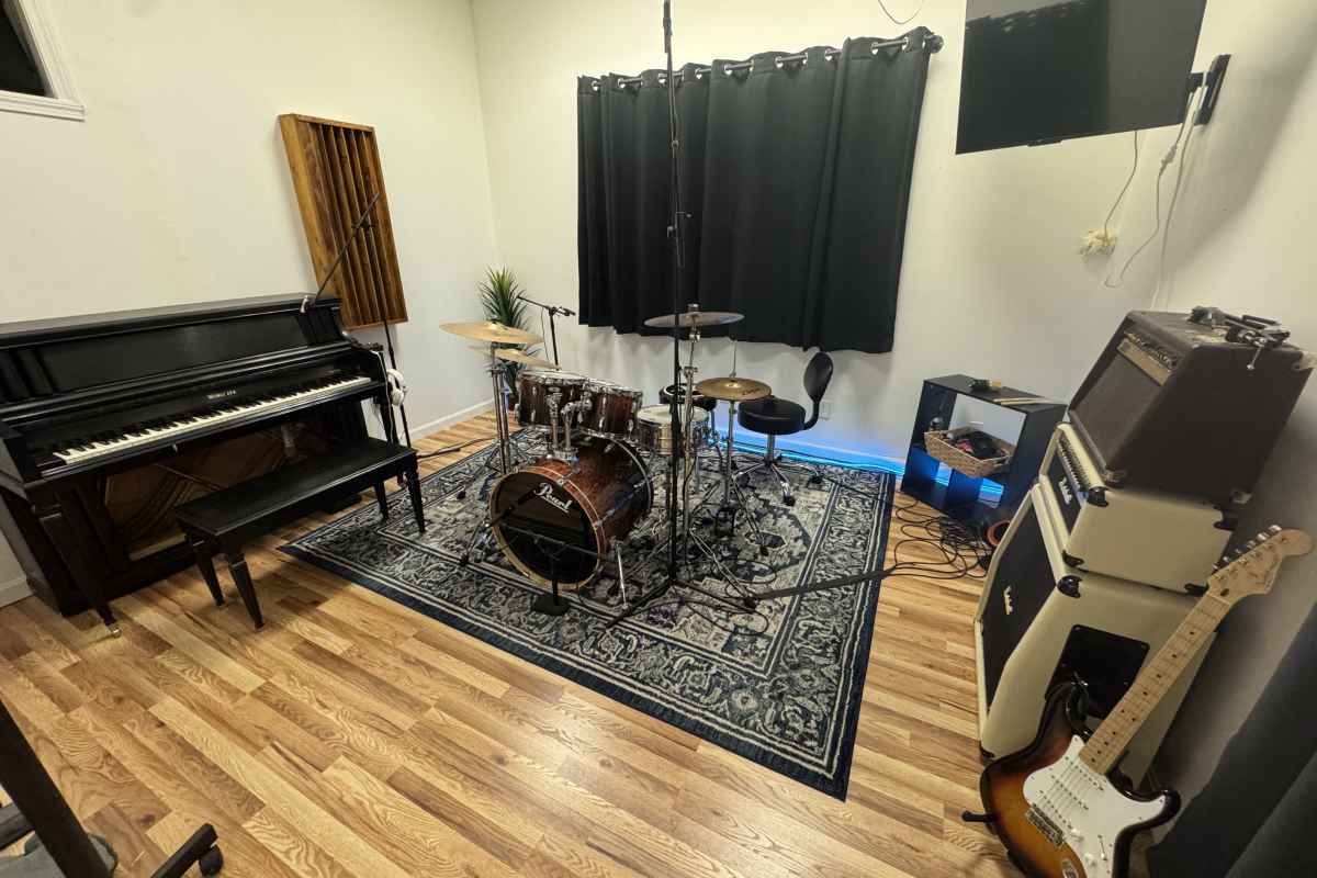 Dimitri Daskalakis's piano studio background