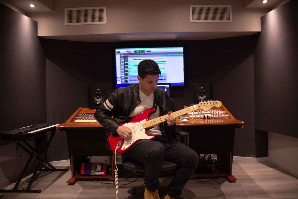 Willy De Angelis's piano studio background