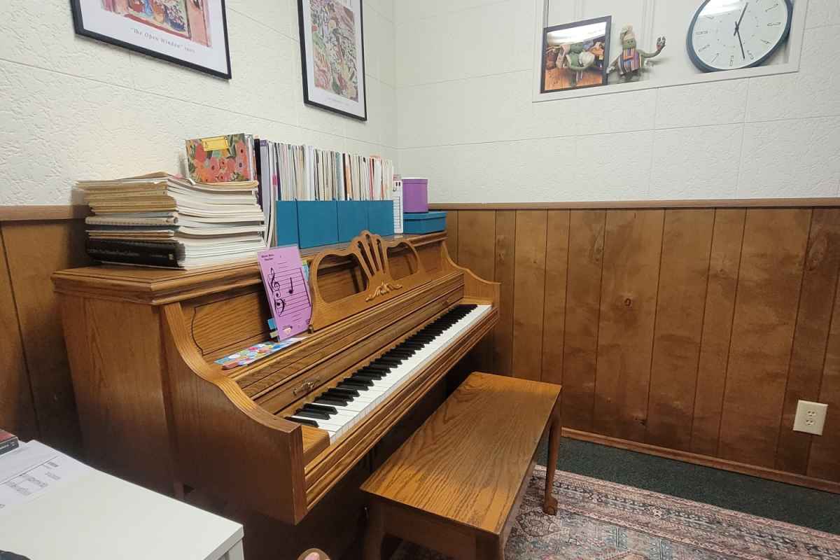 Karolyn Henderson's piano studio background