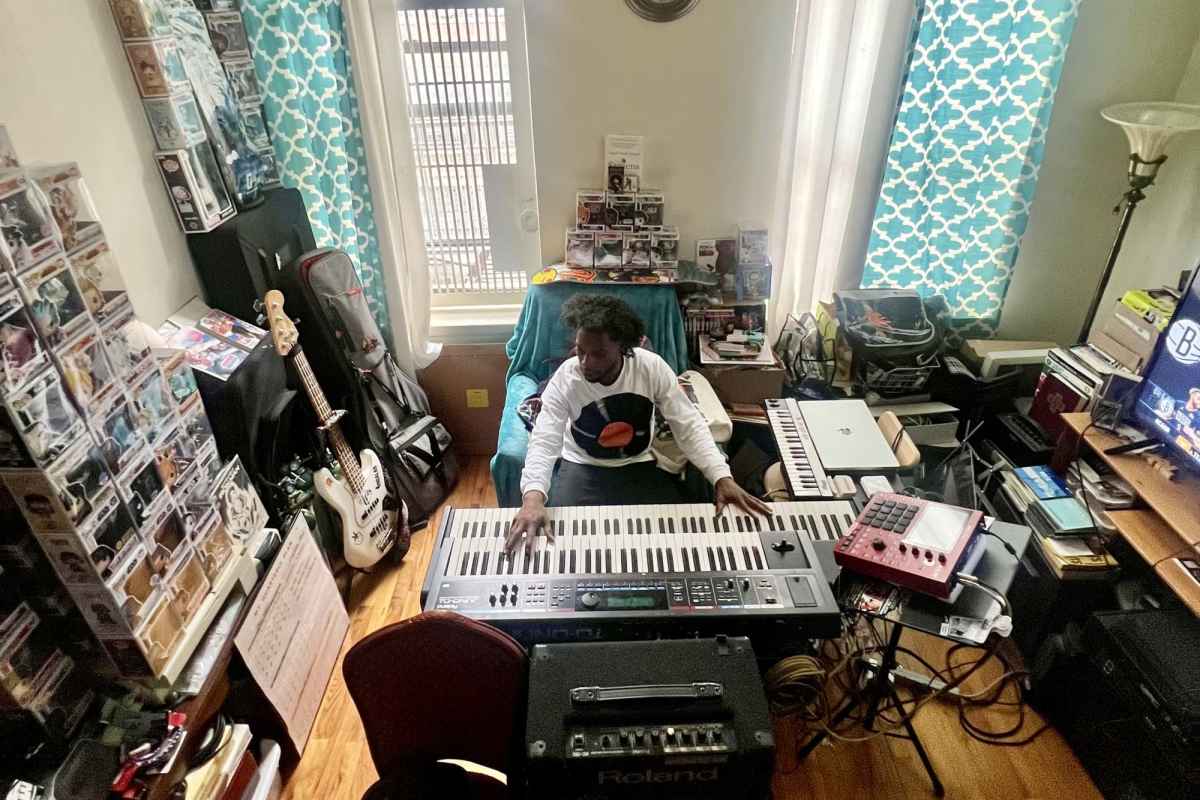 Shomari Chinnery's piano studio background