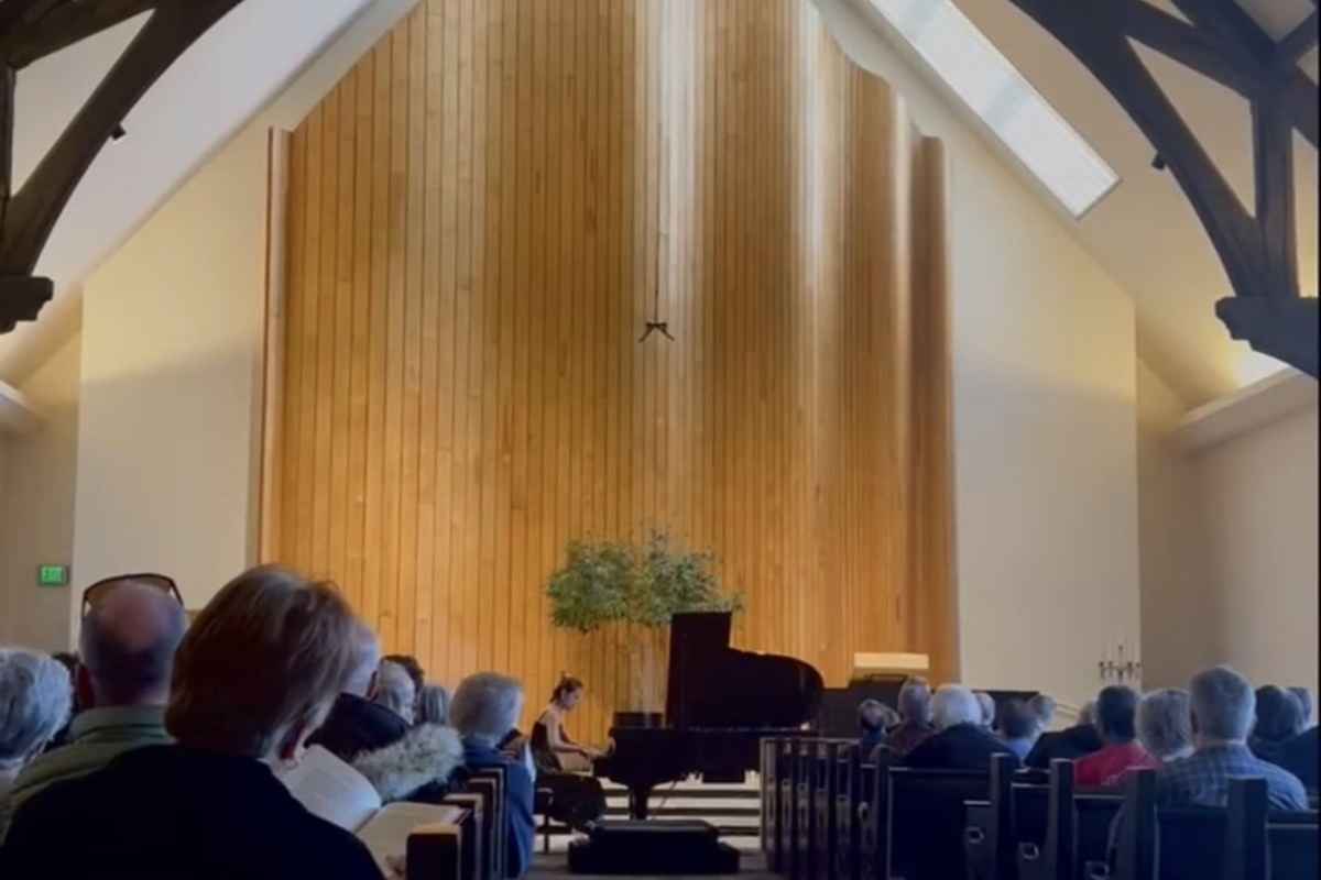 Gabrielle Ruizhi Wang's piano studio background