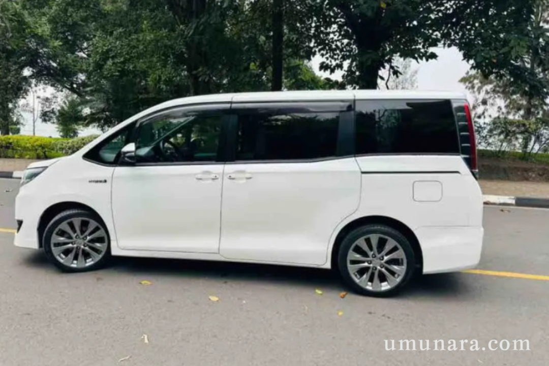 Toyota Noah Hybrid 2017 For Sale