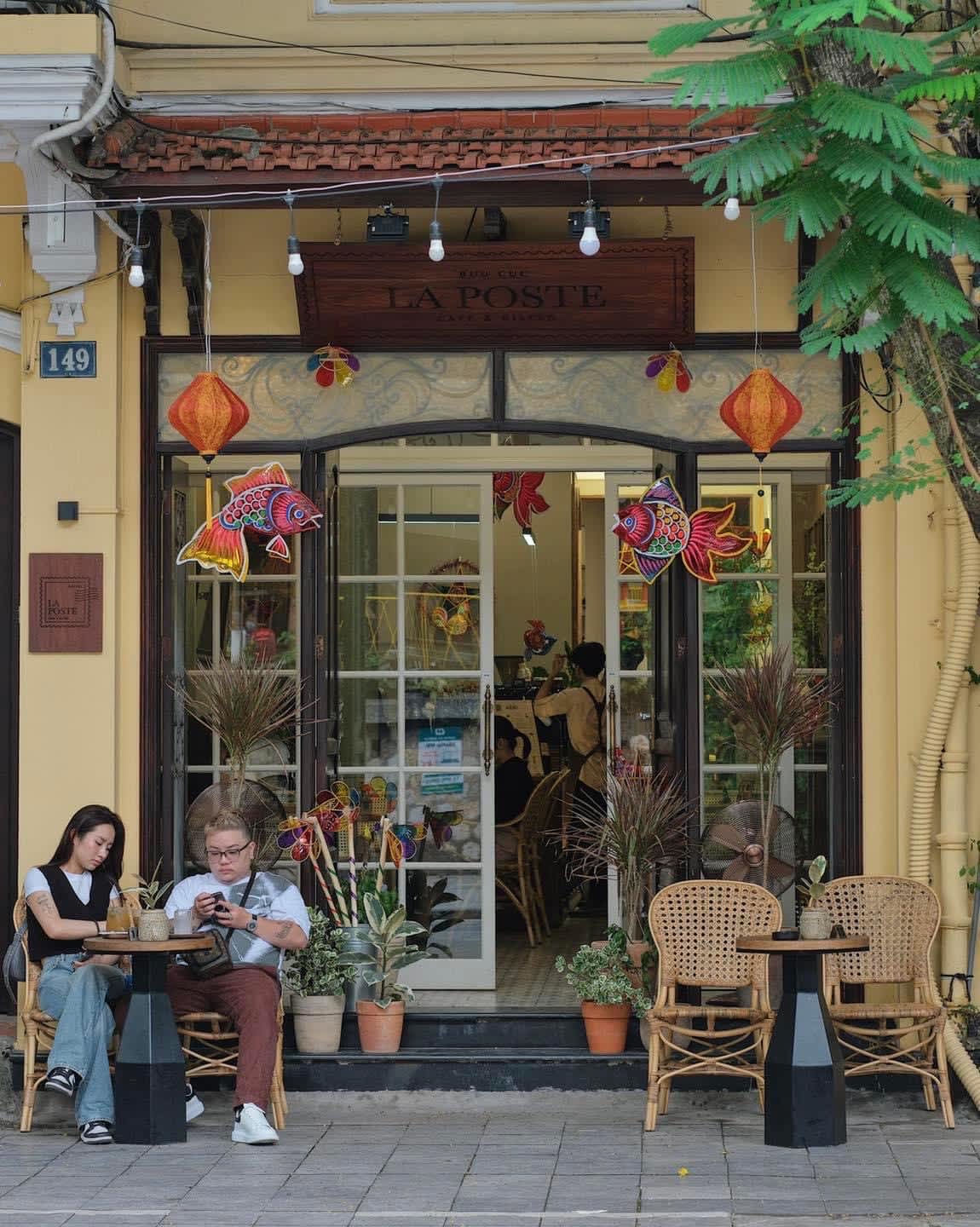 La Poste Cafe & Bistro 