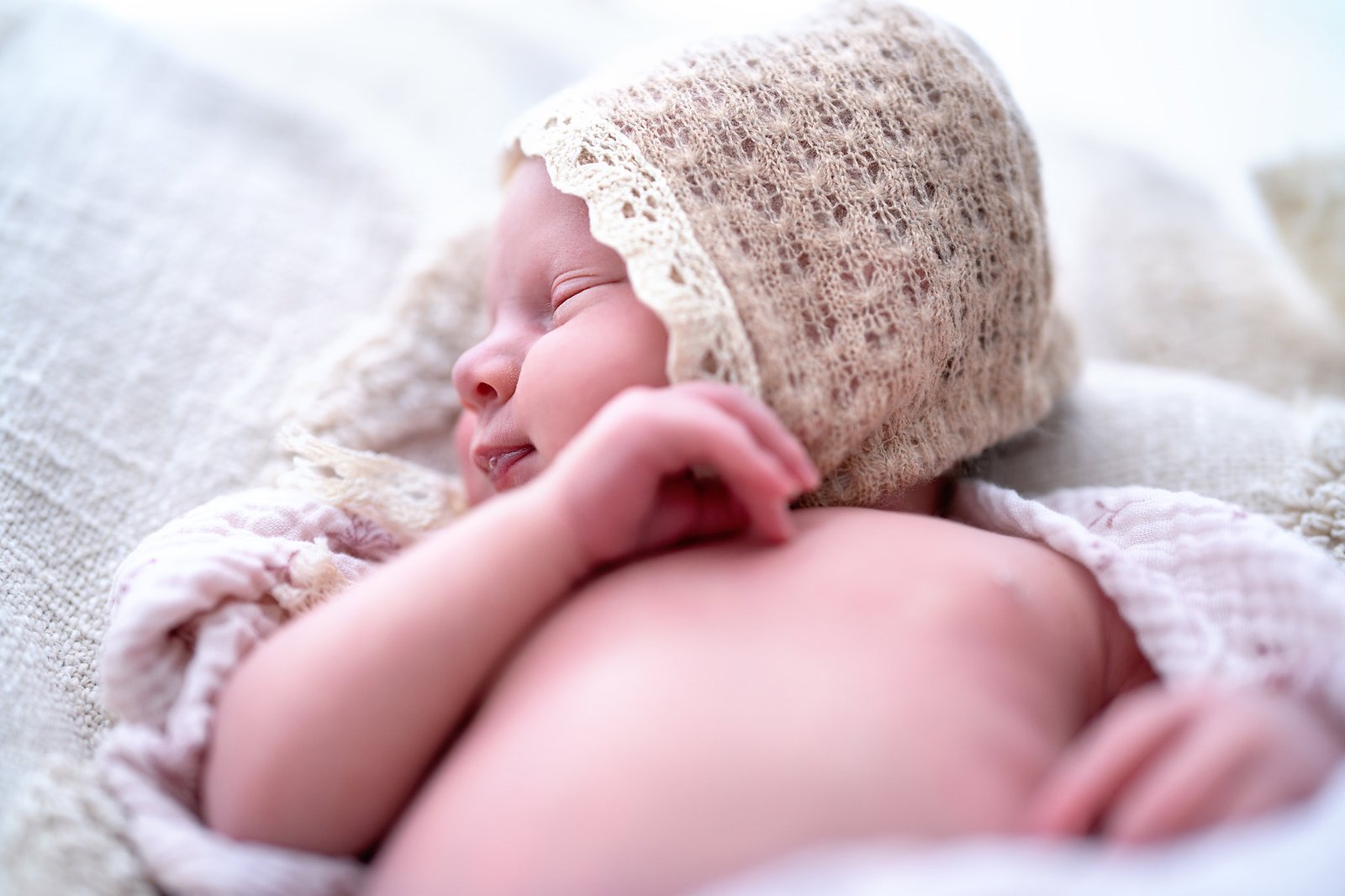 Noworodek w czapeczce z moheru