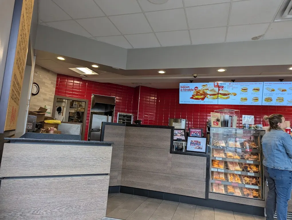 Tim Hortons storefront and interior at 1049 Av Du Pont Sud, Alma, QC