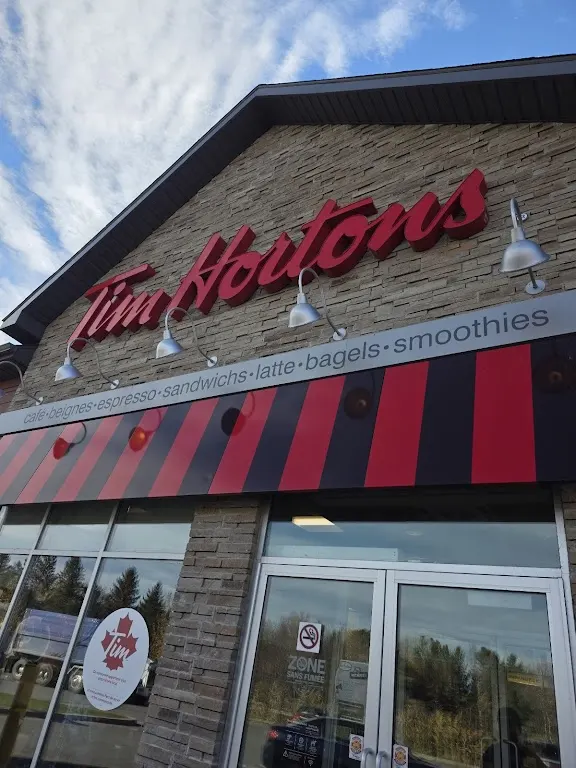 Tim Hortons storefront and interior at 400 Boulevard St-luc, Asbestos, QC