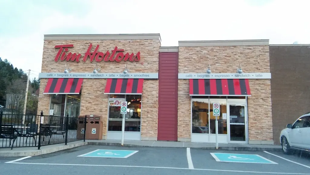 Tim Hortons storefront and interior at 551 Blvd Renault, Beauceville, QC