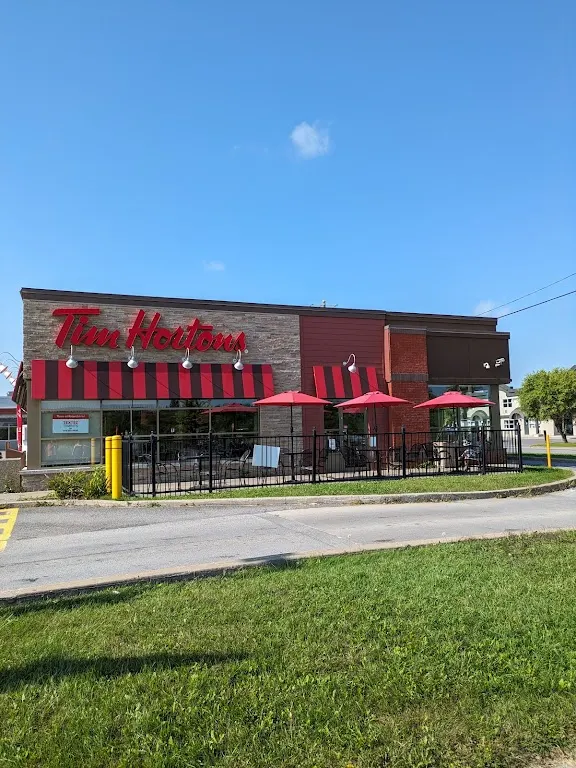 Tim Hortons storefront and interior at 4850 Av Fardel, Becancour, QC