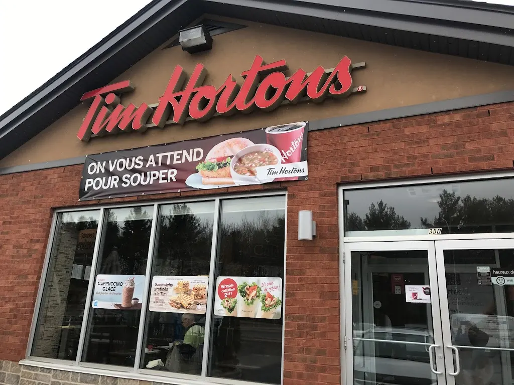 Tim Hortons storefront and interior at 350, Boul. De La Seigneurie O, Blainville, QC
