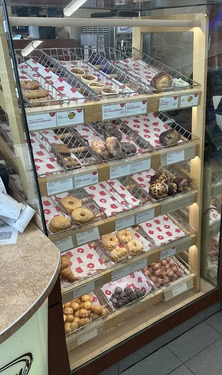Tim Hortons storefront and interior at 7500 Boul Taschereau, Brossard, QC