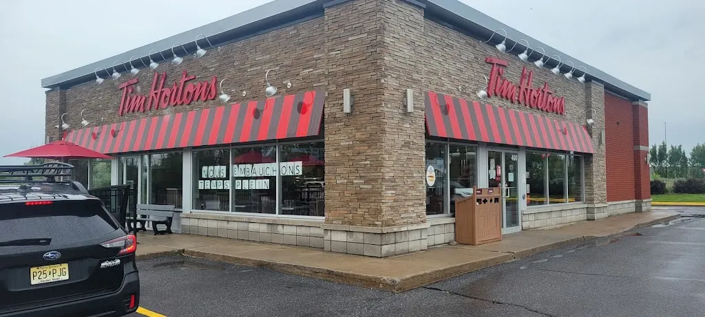 Tim Hortons storefront and interior at 400 Rue Strasbourg, Candiac, QC