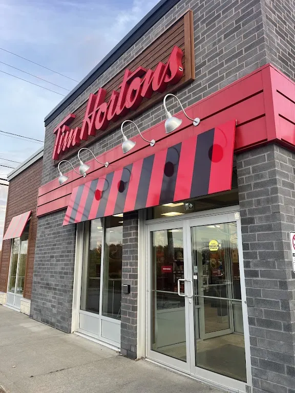 Tim Hortons storefront and interior at 415, Montee De La Source, Cantley, QC