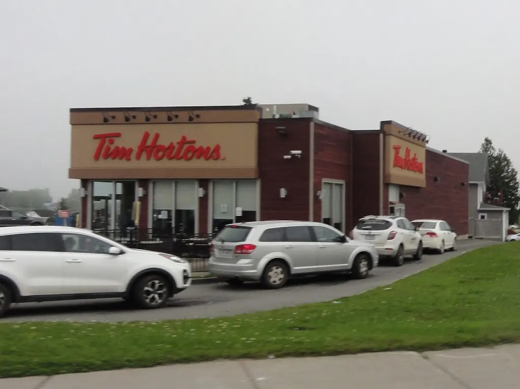 Tim Hortons storefront and interior at 499 Ave Rehel, Chandler, QC