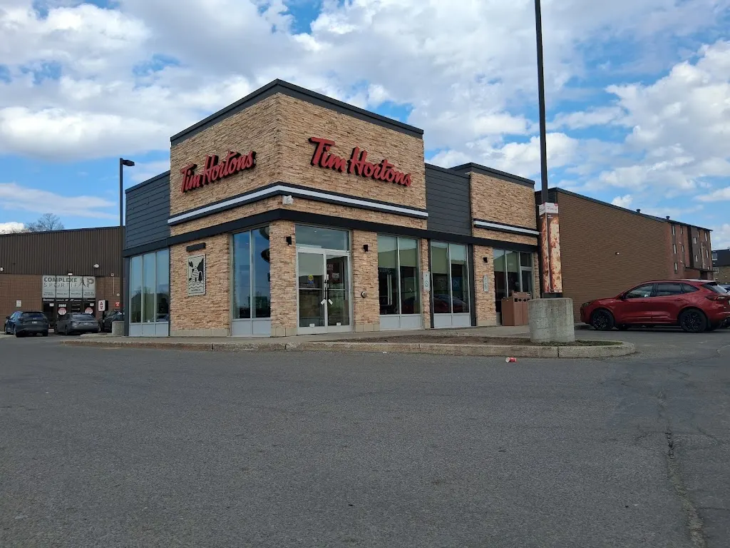 Tim Hortons storefront and interior at 2650 Boul Des Promenades, Deux-montagnes, QC
