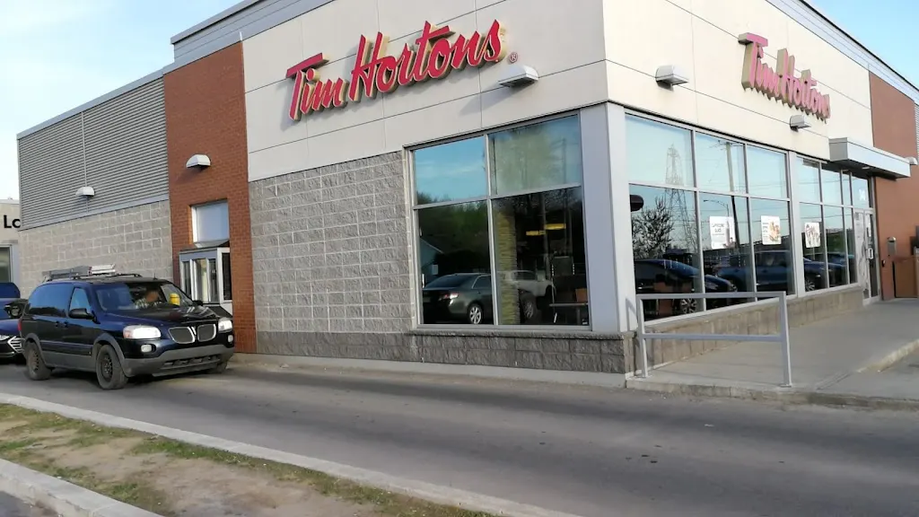 Tim Hortons storefront and interior at 340, Montee Du Comte, Les Coteaux, QC