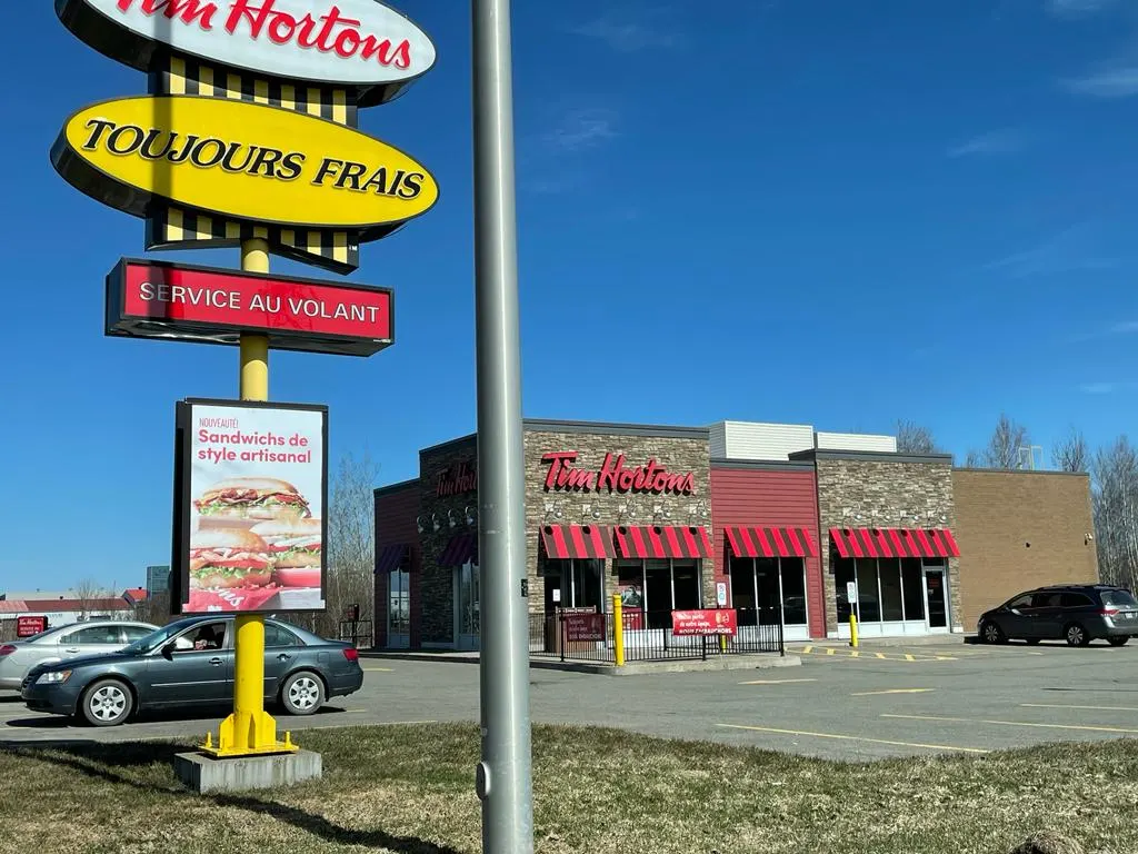 Tim Hortons storefront and interior at 725, Rte Du President-kennedy, Pintendre, QC