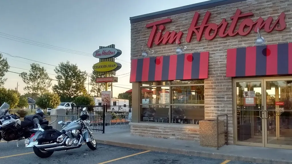 Tim Hortons storefront and interior at 1400, Rue Edouard-dufour, Plessisville, QC