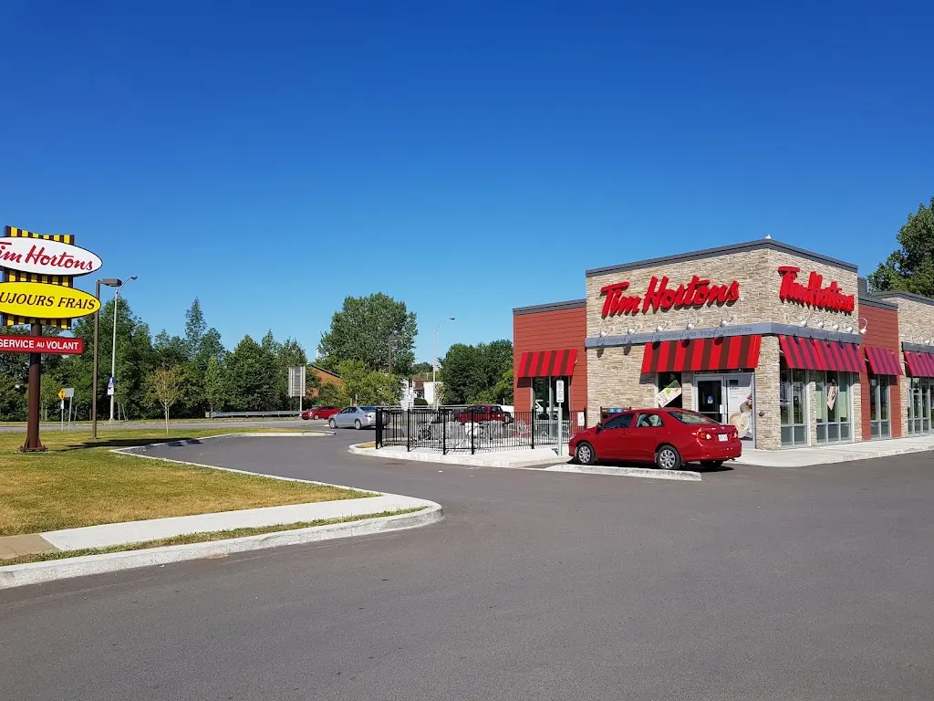Tim Hortons storefront and interior at 3375, Boulevard Ste-anne, Quebec, QC