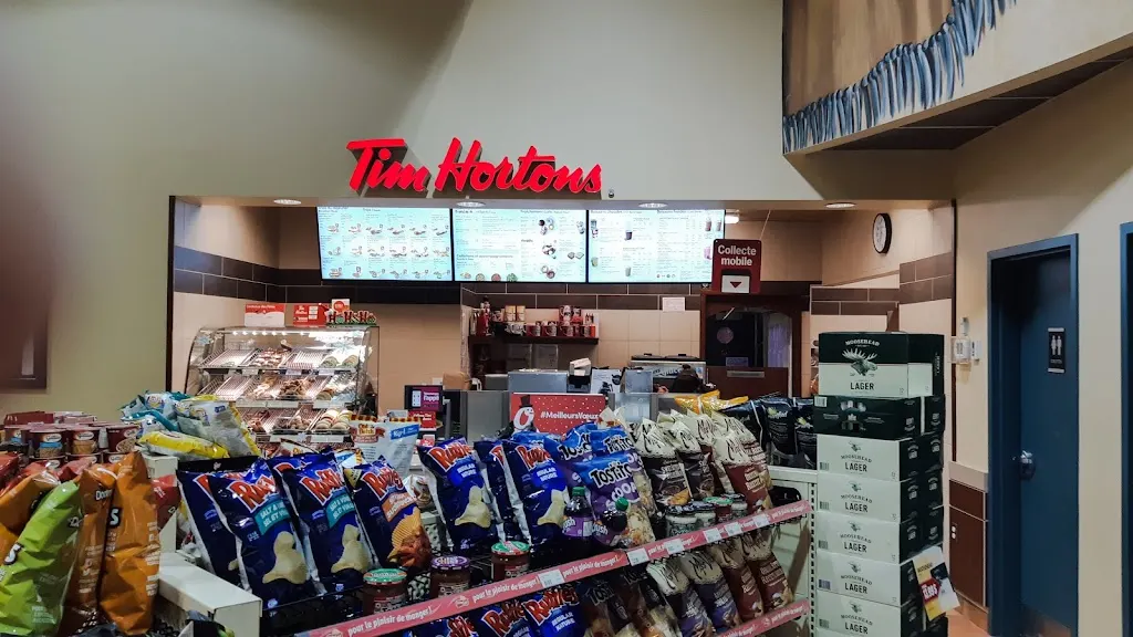 Tim Hortons storefront and interior at 3738 Rue Queen, Rawdon, QC