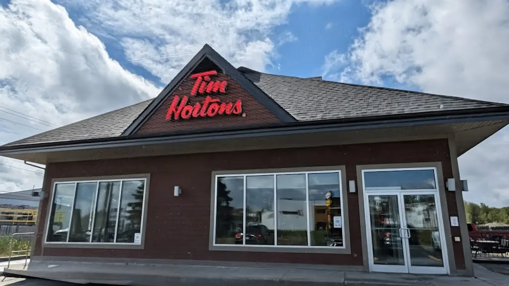 Tim Hortons storefront and interior at 1086, Av. Lariviere, Rouyn-noranda, QC