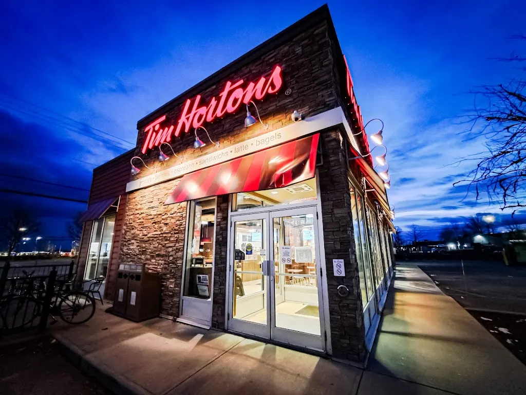 Tim Hortons storefront and interior at 6270 Boul Laurier Ouest, Saint-hyacinthe, QC