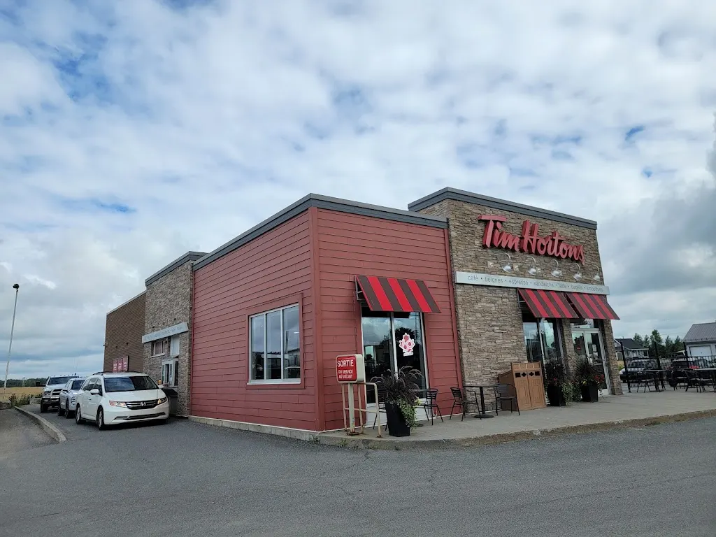 Tim Hortons storefront and interior at 1376 Rue Du Pont, Saint-lambert-de-lauzon, QC