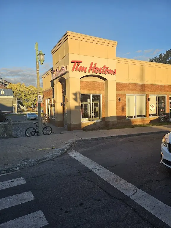 Tim Hortons storefront and interior at 50 Rue Alphonse-desjardins, Salaberry-de-valleyfield, QC