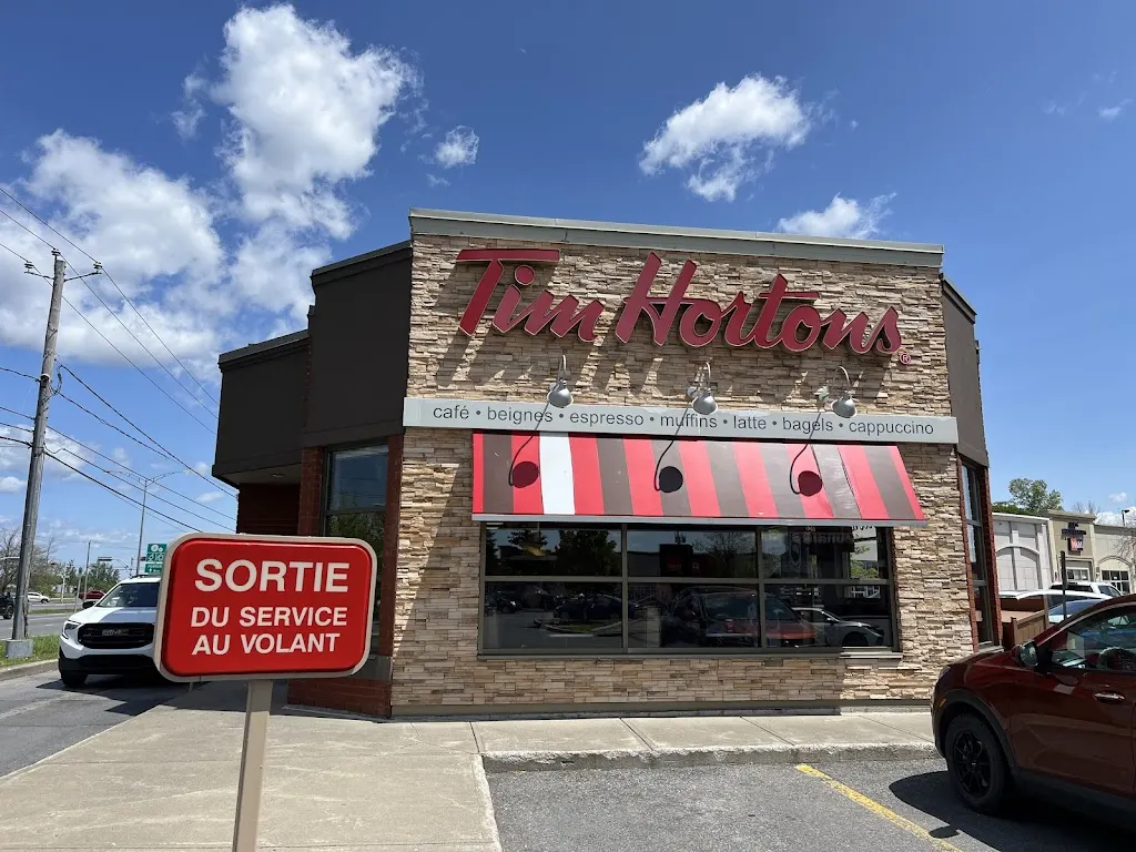 Tim Hortons storefront and interior at 2124 Boul Mgr-langlois, Salaberry-de-valleyfield, QC