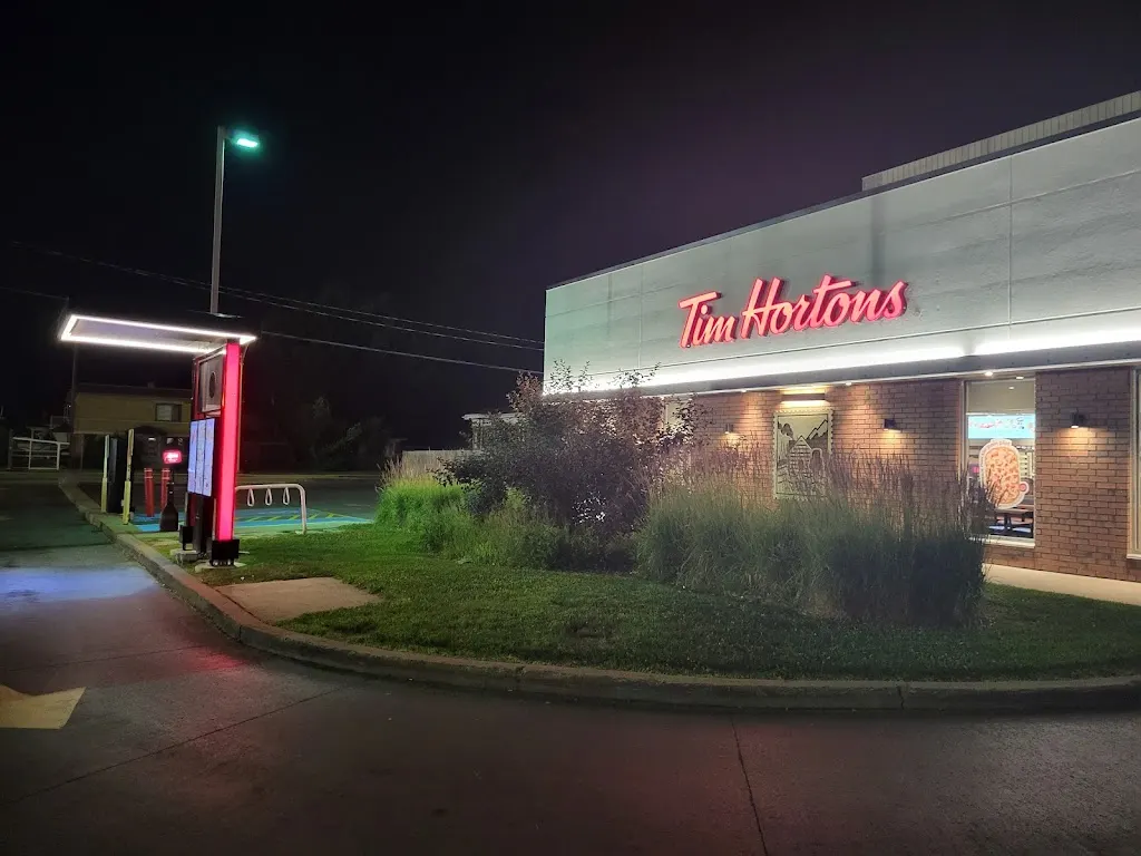 Tim Hortons storefront and interior at 555 17e Rue, Shawinigan, QC